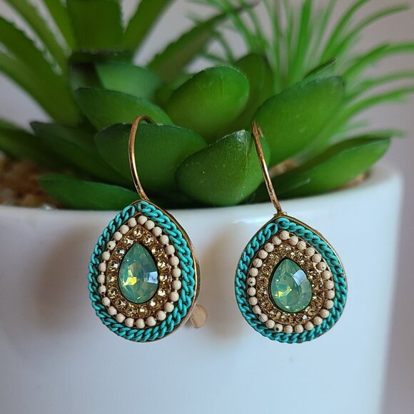 Unbranded Elegant‎ Gold and Green Teardrop Earrings Vintage Ladies Classy Dressy - Picture 1 of 10